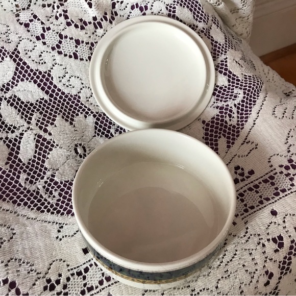 Mikasa “Holiday Music” French horn design Covered dish - Picture 4 of 4